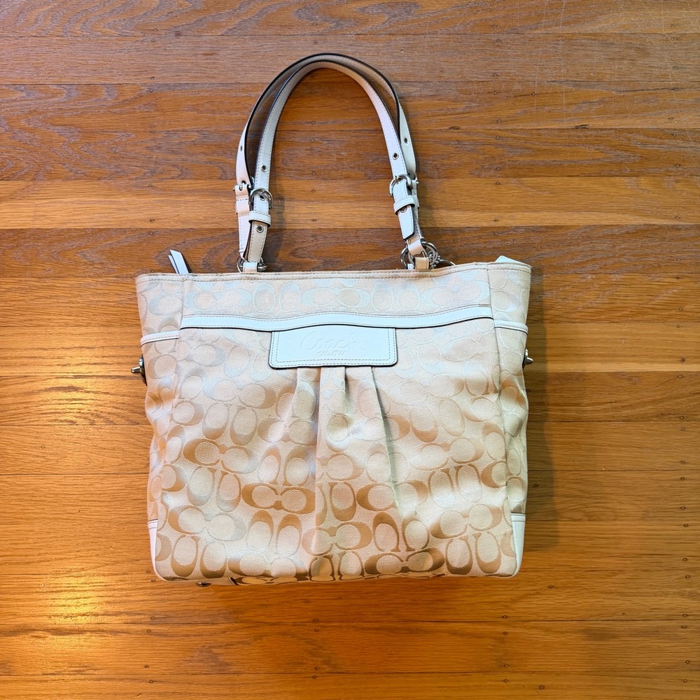 Coach Gallery Signature Tote In Beige and White